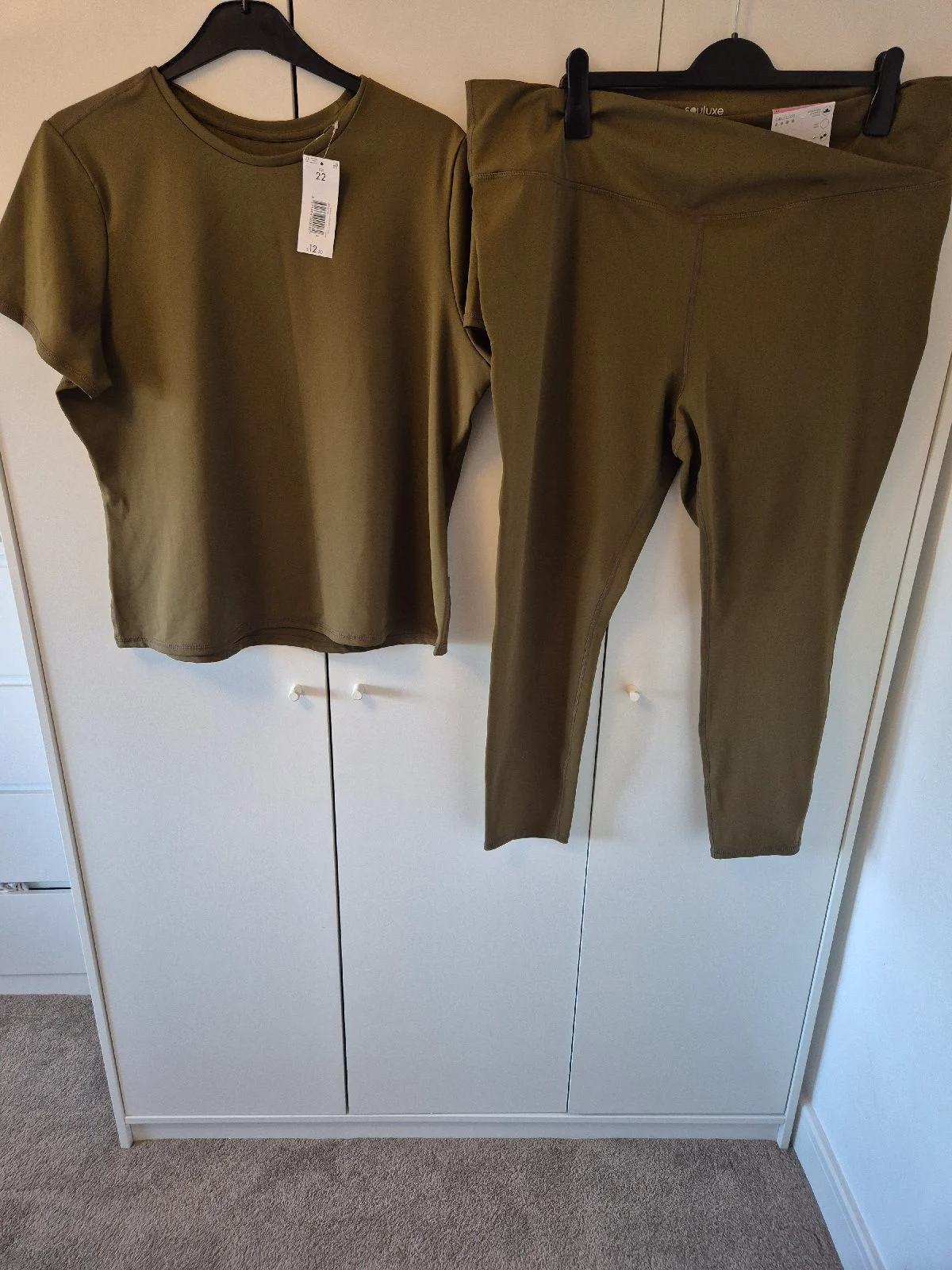 Gorgeous olive green matching work out top and leggings
