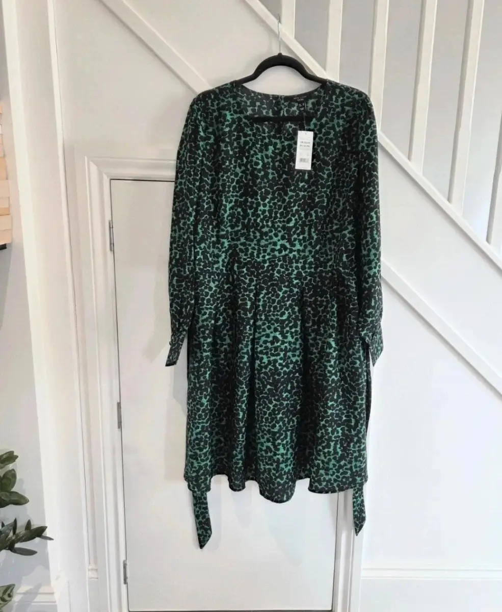 New Look curves BNWT womens casual green and black dress size 22