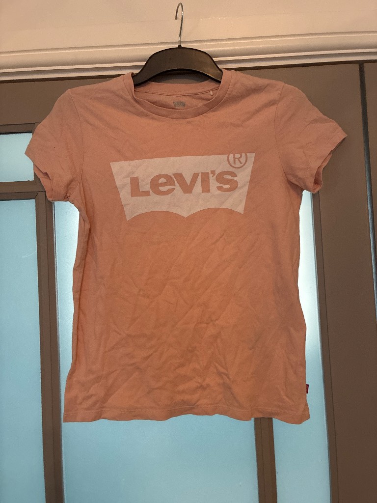Levi’s pink T-shirt