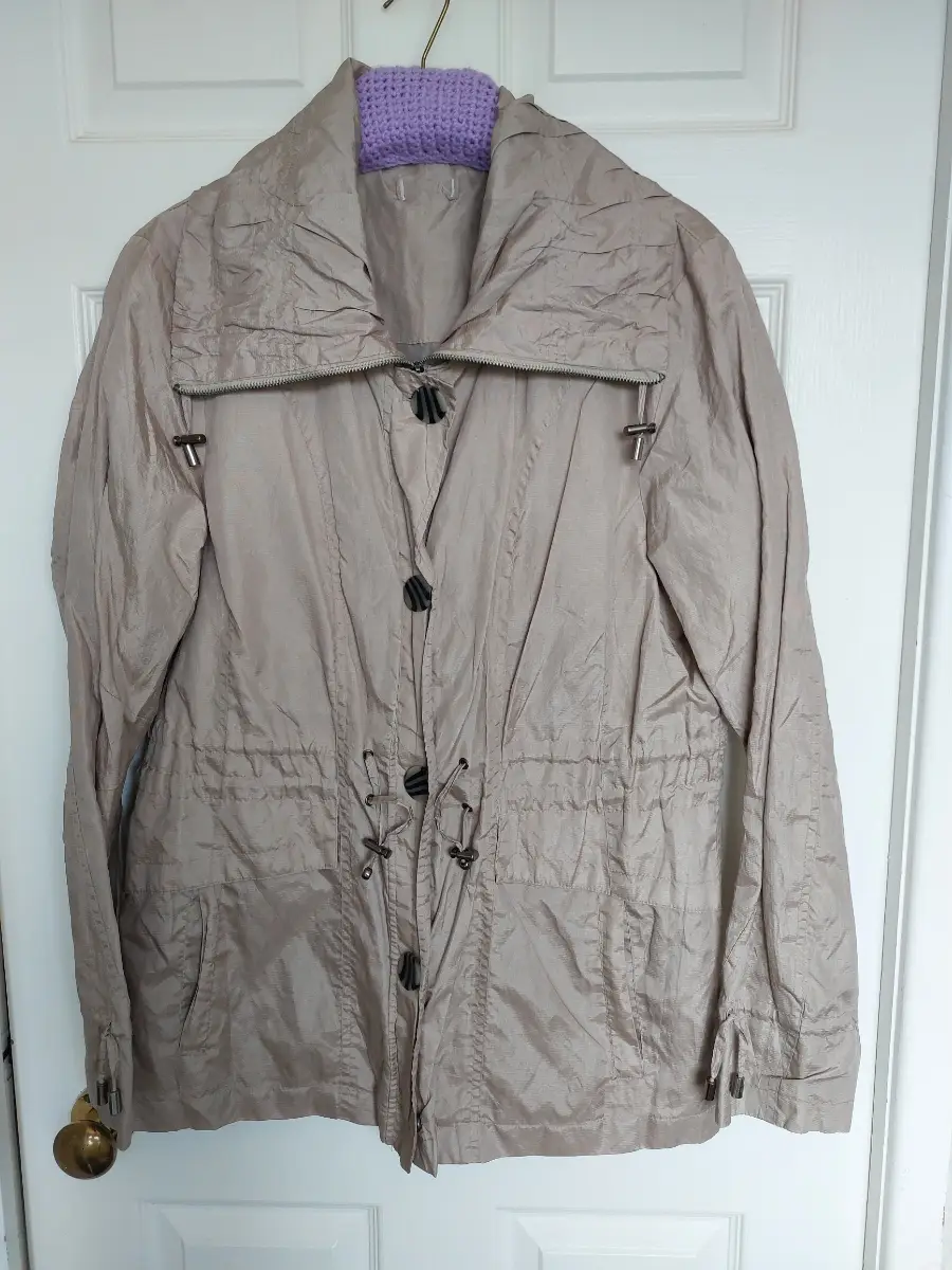 Soon Crinkle Jacket in Taupe / Champagne Beige Size 18