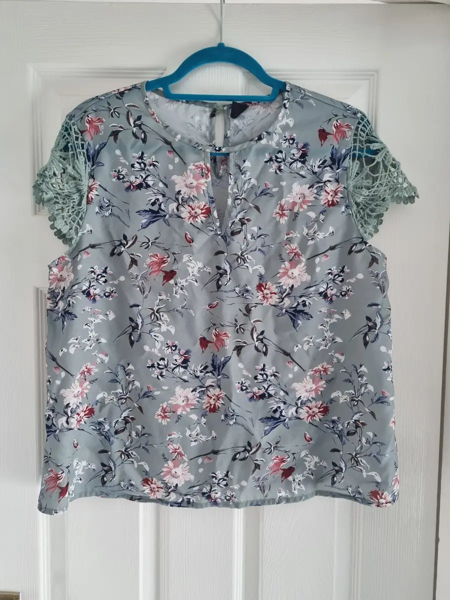 Shein Floral Top L with shoulder detail