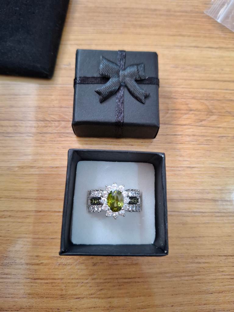 925 Sterling Silver Peridot Style Green Oval Crystal Multi Band Halo Cluster Ring