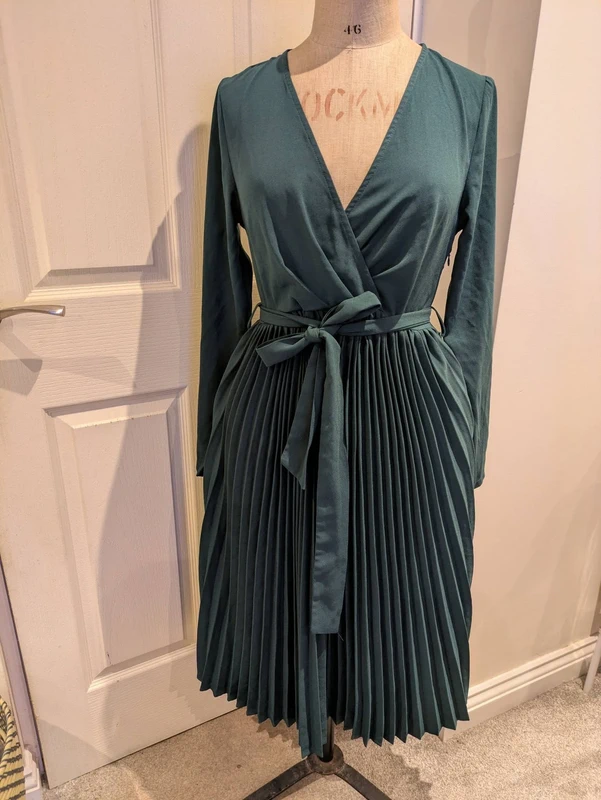 Pretty little thing - long sleeve green cocktail dress with zip up side and tie belt - Size 12