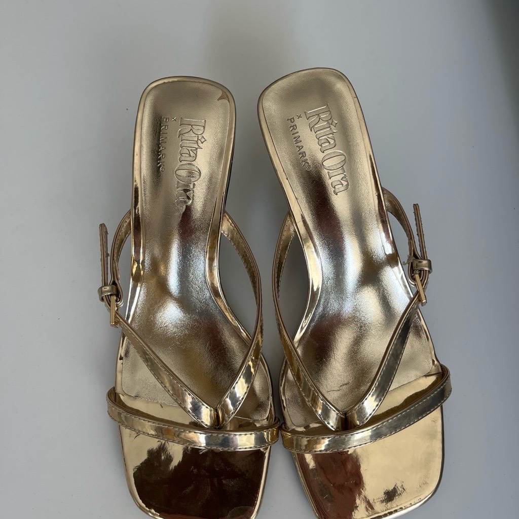Pretty kitten heel toe post sandals size 4