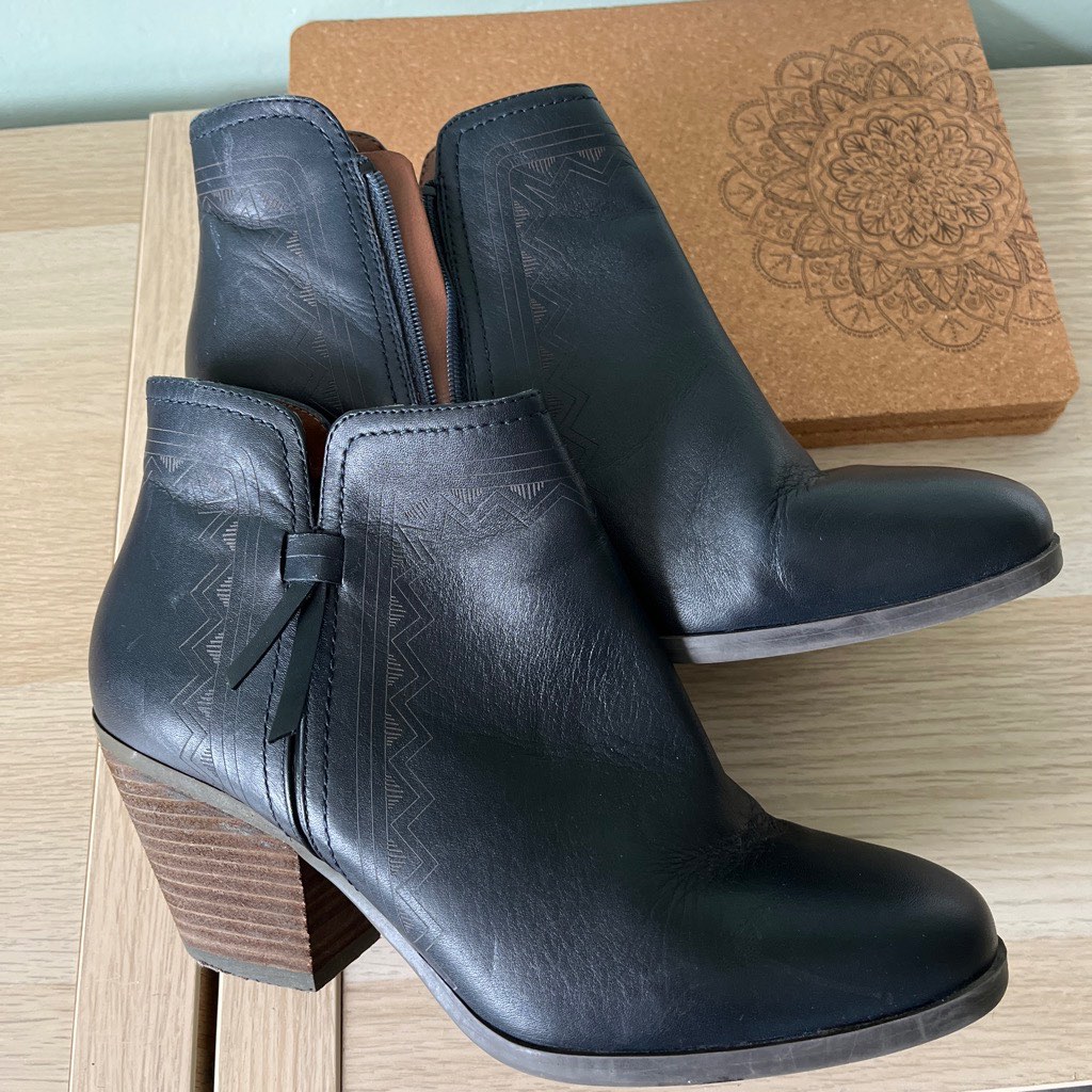 Cute navy leather ankle cowboy boots size 6.5