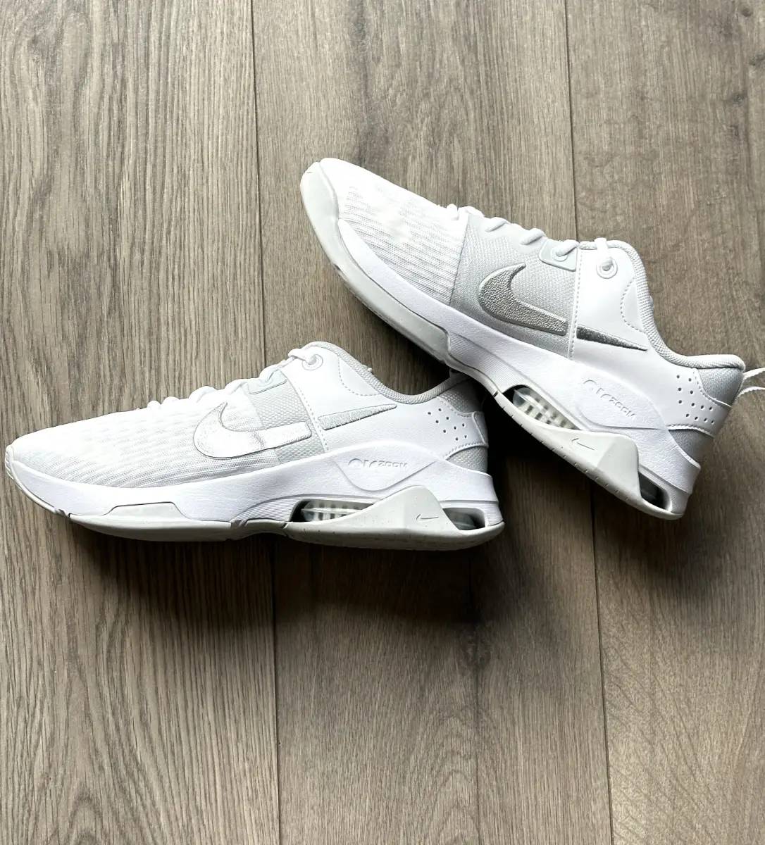 Nike Zoom Bella women's Trainers - White and Silver colorway - Size women's 6.5 - A014