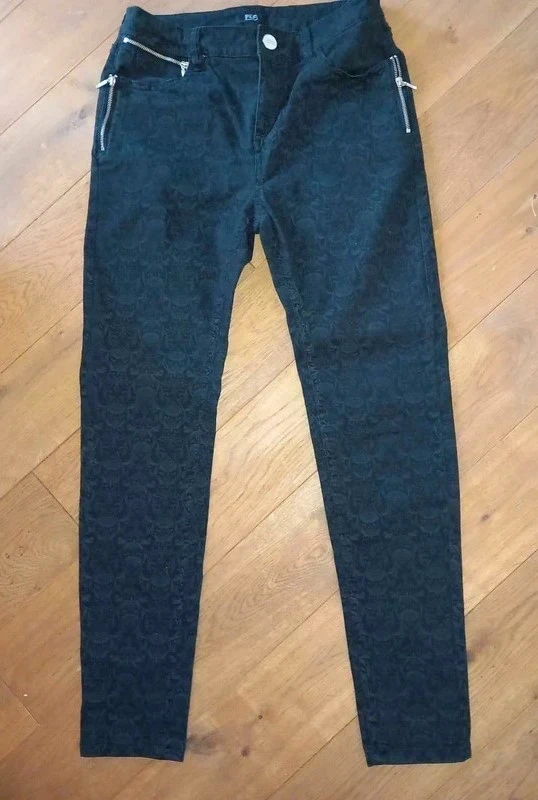 Ladies Patterned black Jeans - Size 8 - Zipped pockets