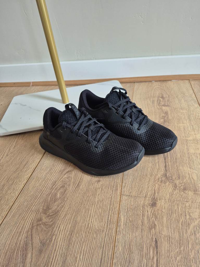 Size 4 under armour trainers in black new without tags