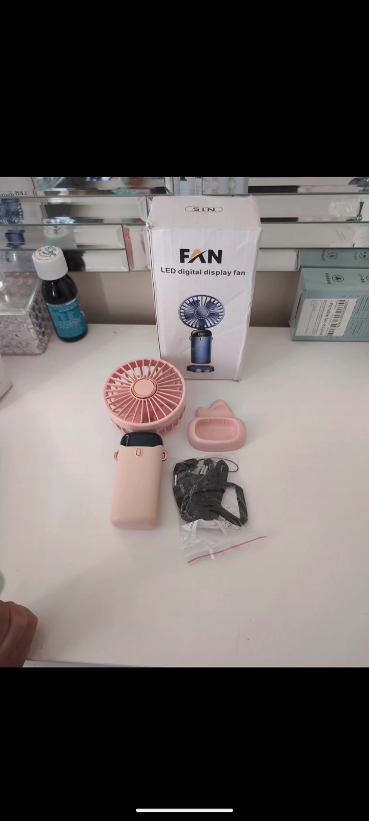 Handheld digital fan