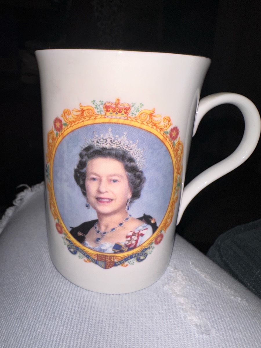 Queen Elizabeth II Golden Jubilee 2002 Crown China England Commemorative Mug – Fine Bone China
