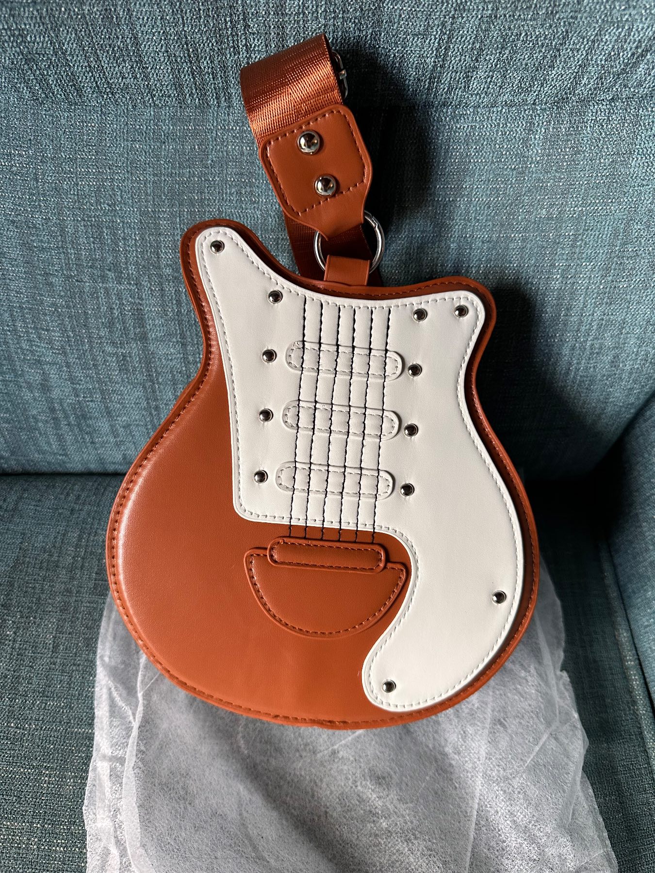 🎸 New Guitar-Shaped Crossbody Bag – Tan & Cream | Retro Rockabilly Statement Bag