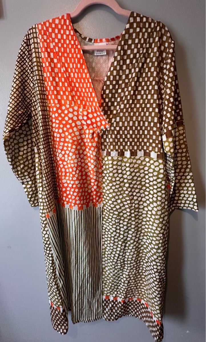 NWOT Oversized Patchwork Print V-Neck Dress – Size M