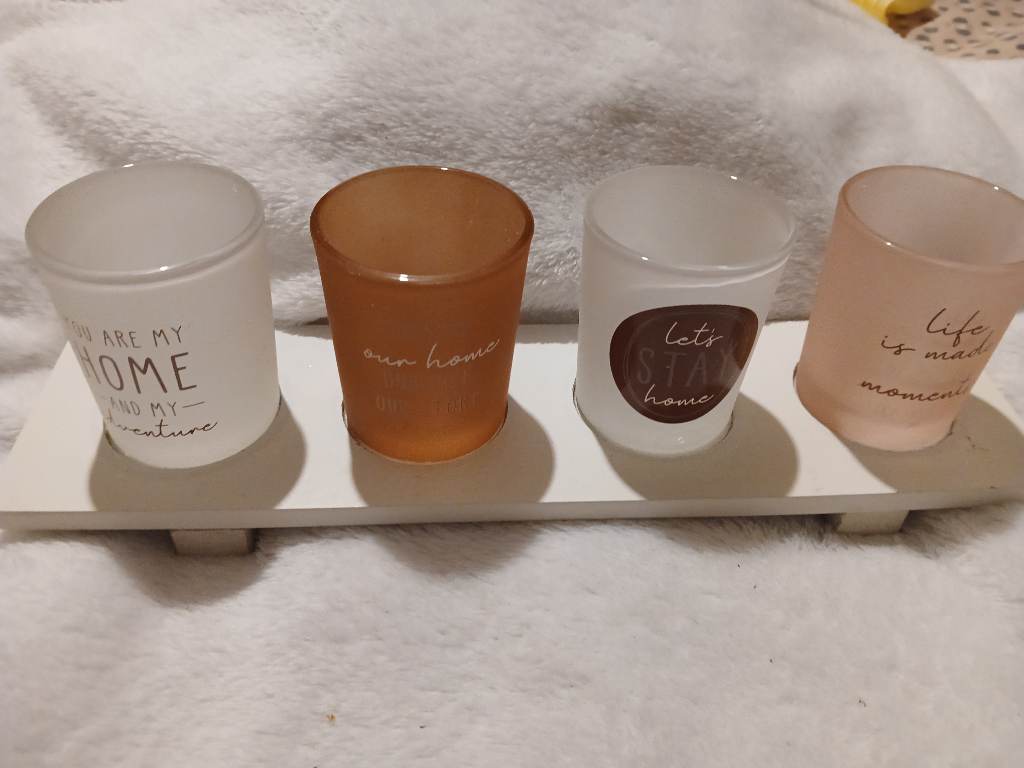 Tea light candle holder