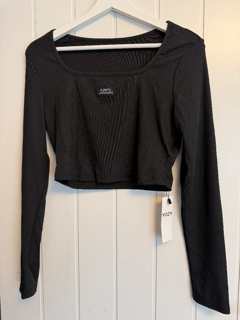YOZY Ribbed Long Sleeve Crop Top – Black – BNWT