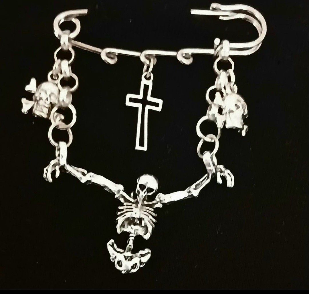 Saftey pin brooch