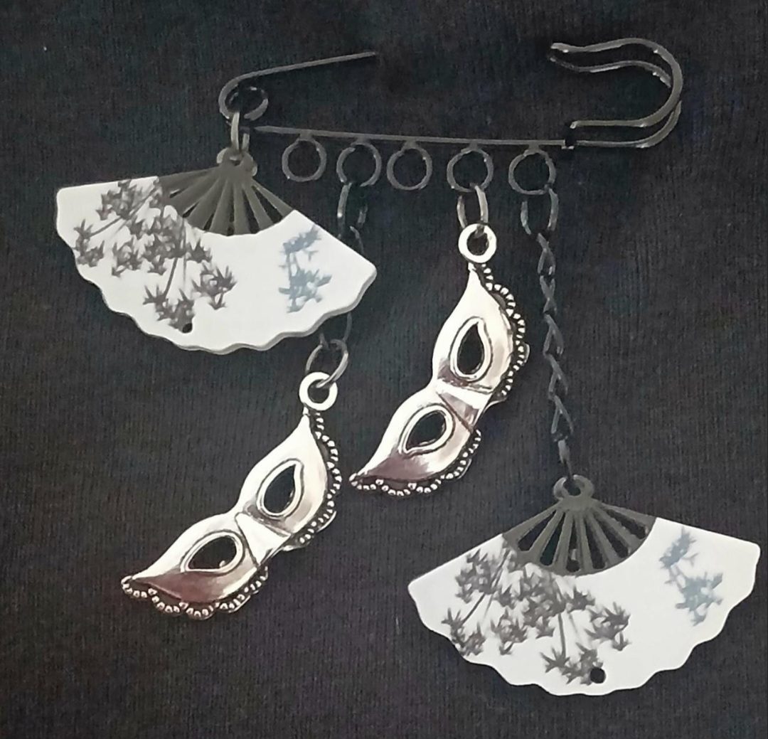 Fan brooch