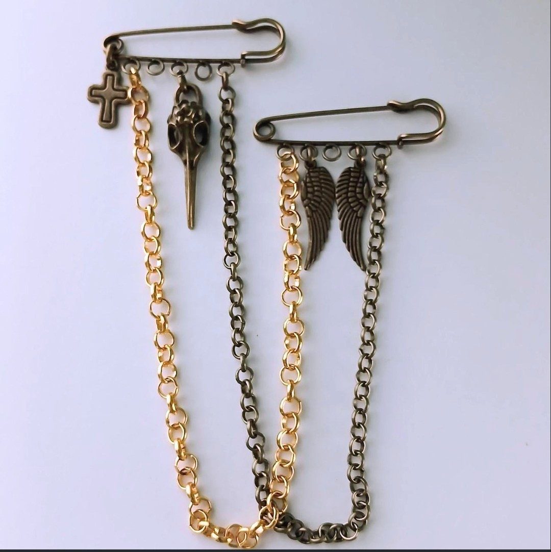 Double saftey pin brooch