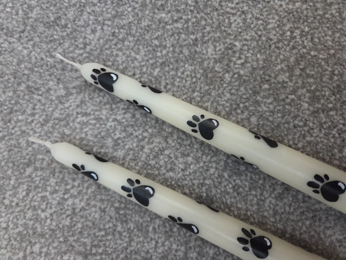 Paw prints taper caldes