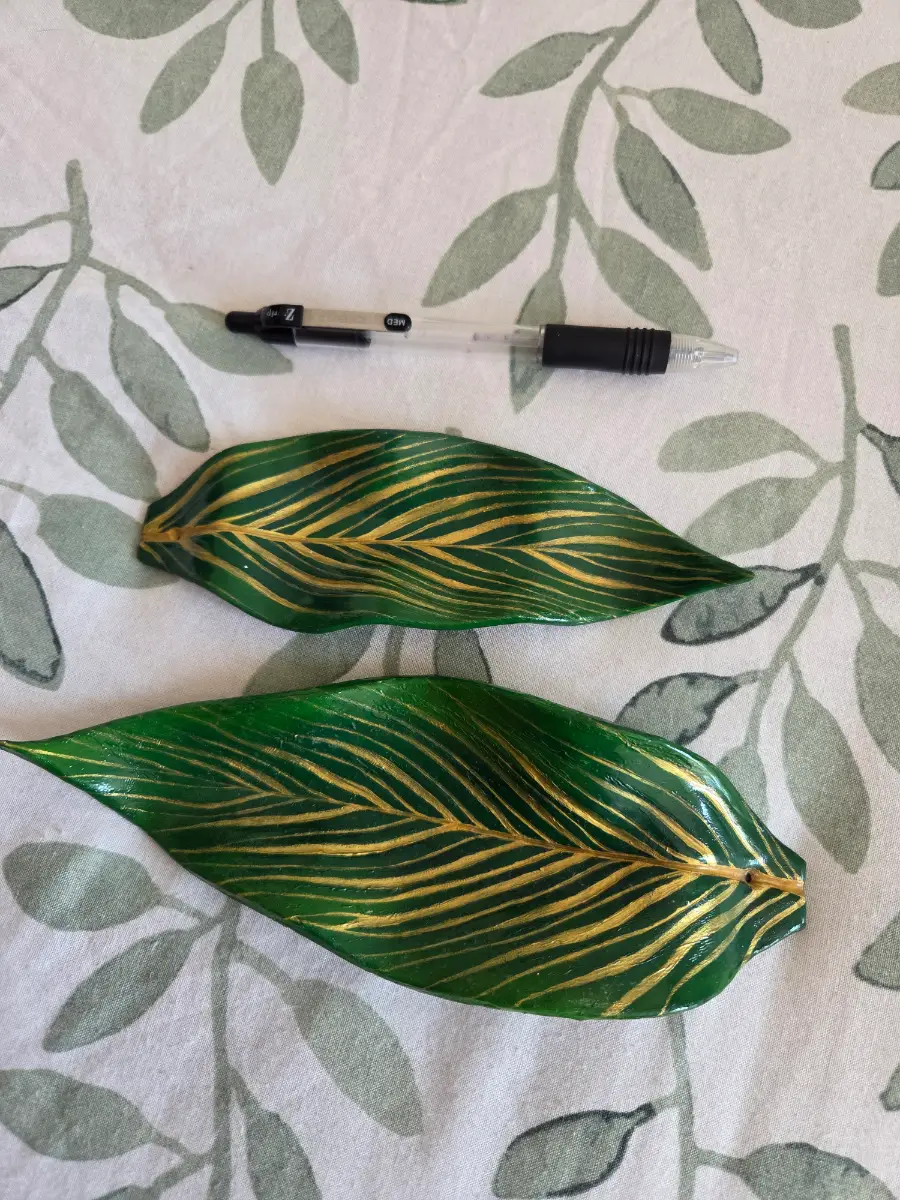 Green leaf incense holder