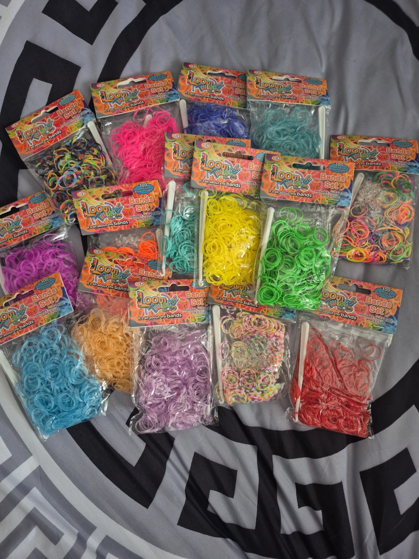15 Packs Of 300 Loom Bands
