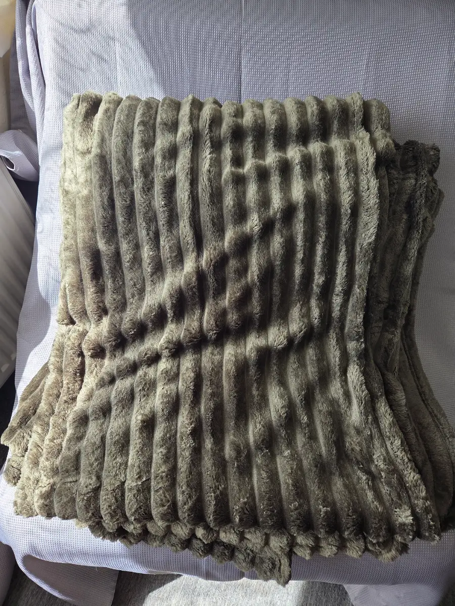 King size bed throe
