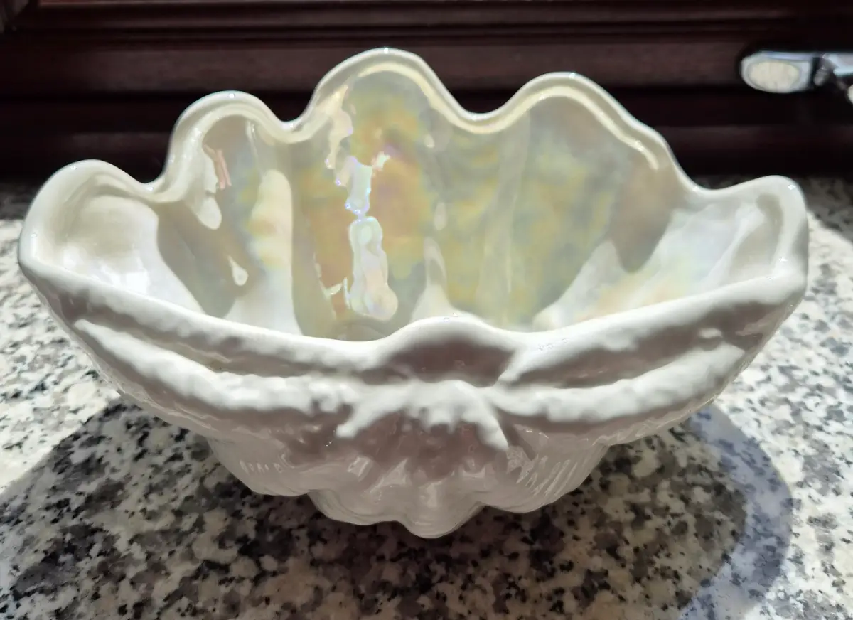 White Ceramic Clamshell With Pearlised  Interior.  Excellent Condition.