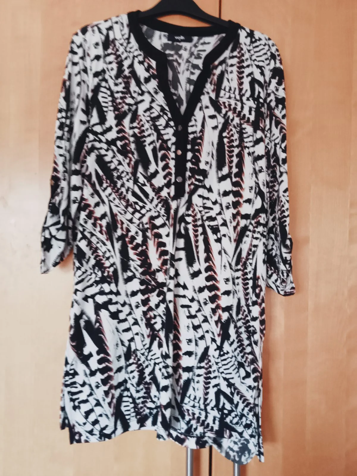 Wallis Black & White Abstract Print V-Neck Tunic Top - Size M