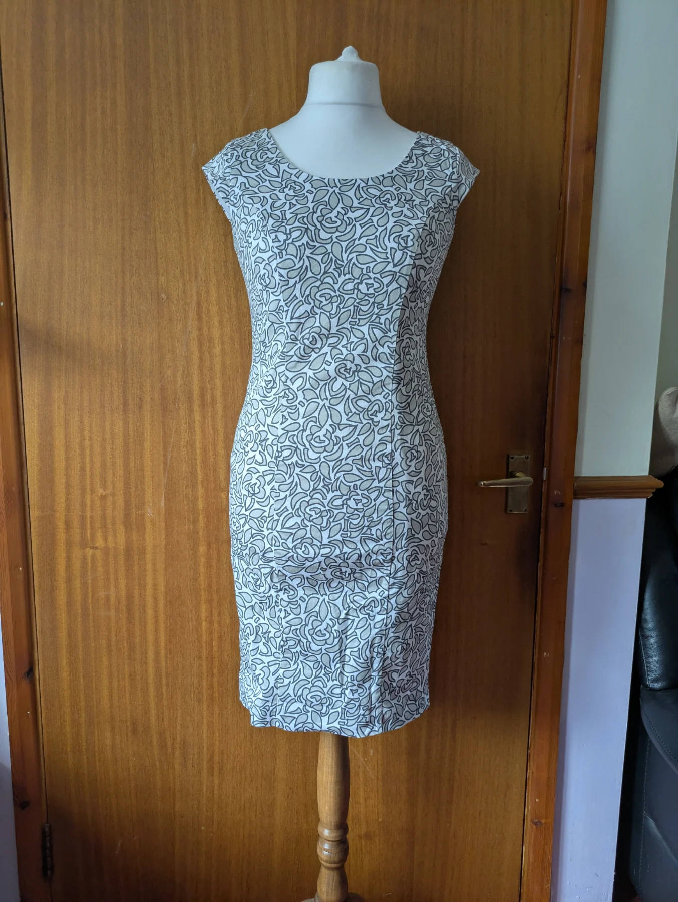 BPC Selection White Grey Rose Print Bodycon Cotton Stretch Cap Sleeve Midi Occasion Dress size 10