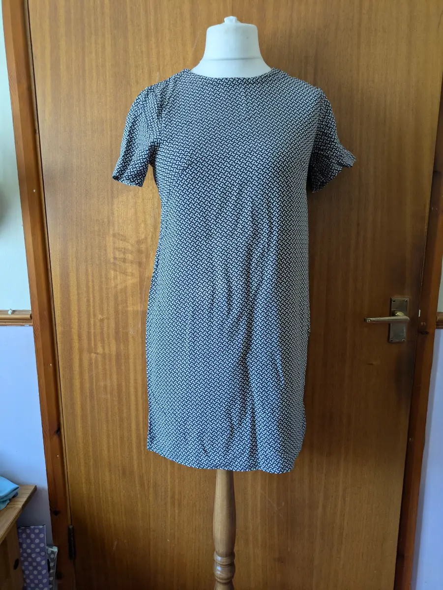 H&M Black and White Butterfly Print Shift Dress Size 10 (EUR 38) Short Sleeve Summer Workwear