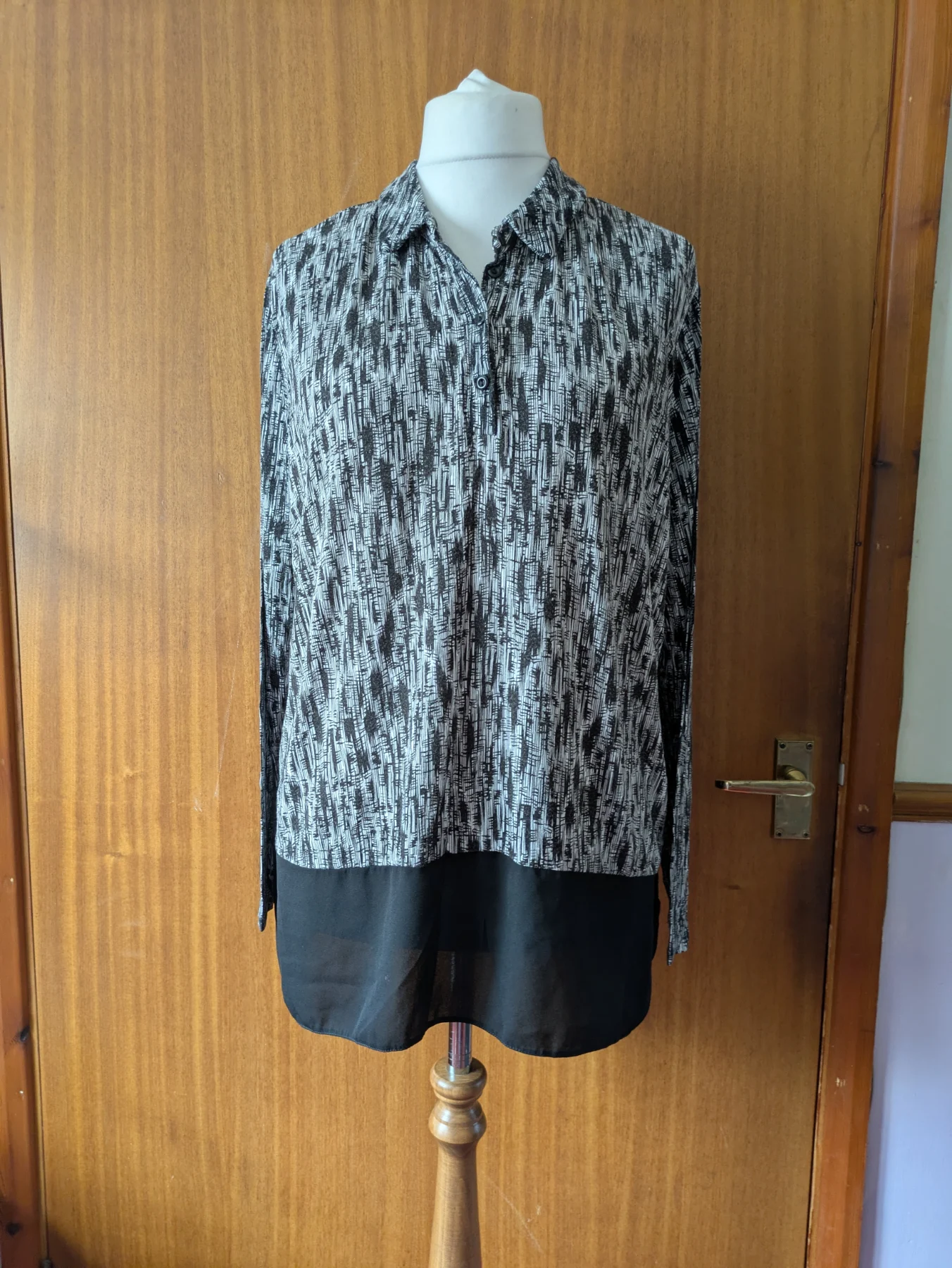 Tu Woman Size 20 Black White Abstract Print Blouse Longline Shirt Contrast Hem Plus Size
