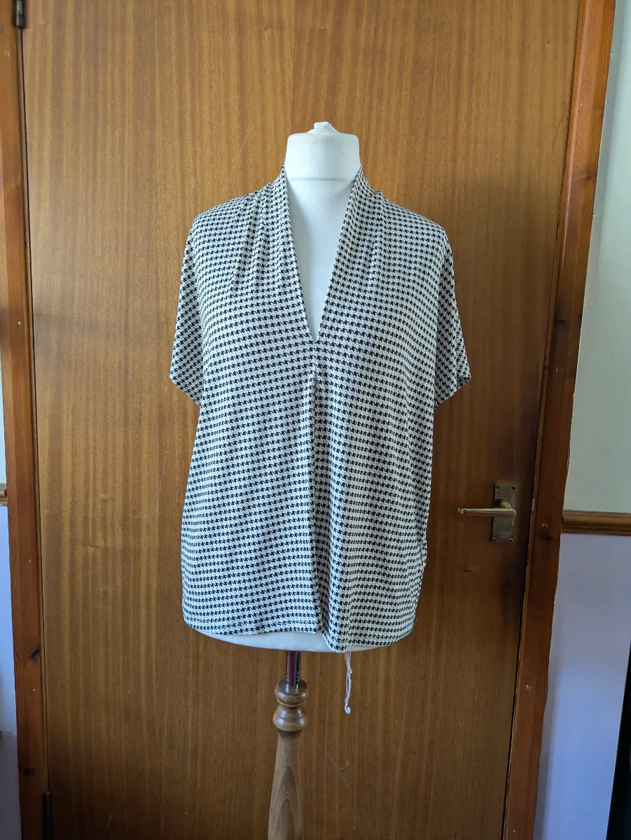 H&M Houndstooth V-Neck Blouse Size XL Short Sleeve Smart Casual Top Monochromatic