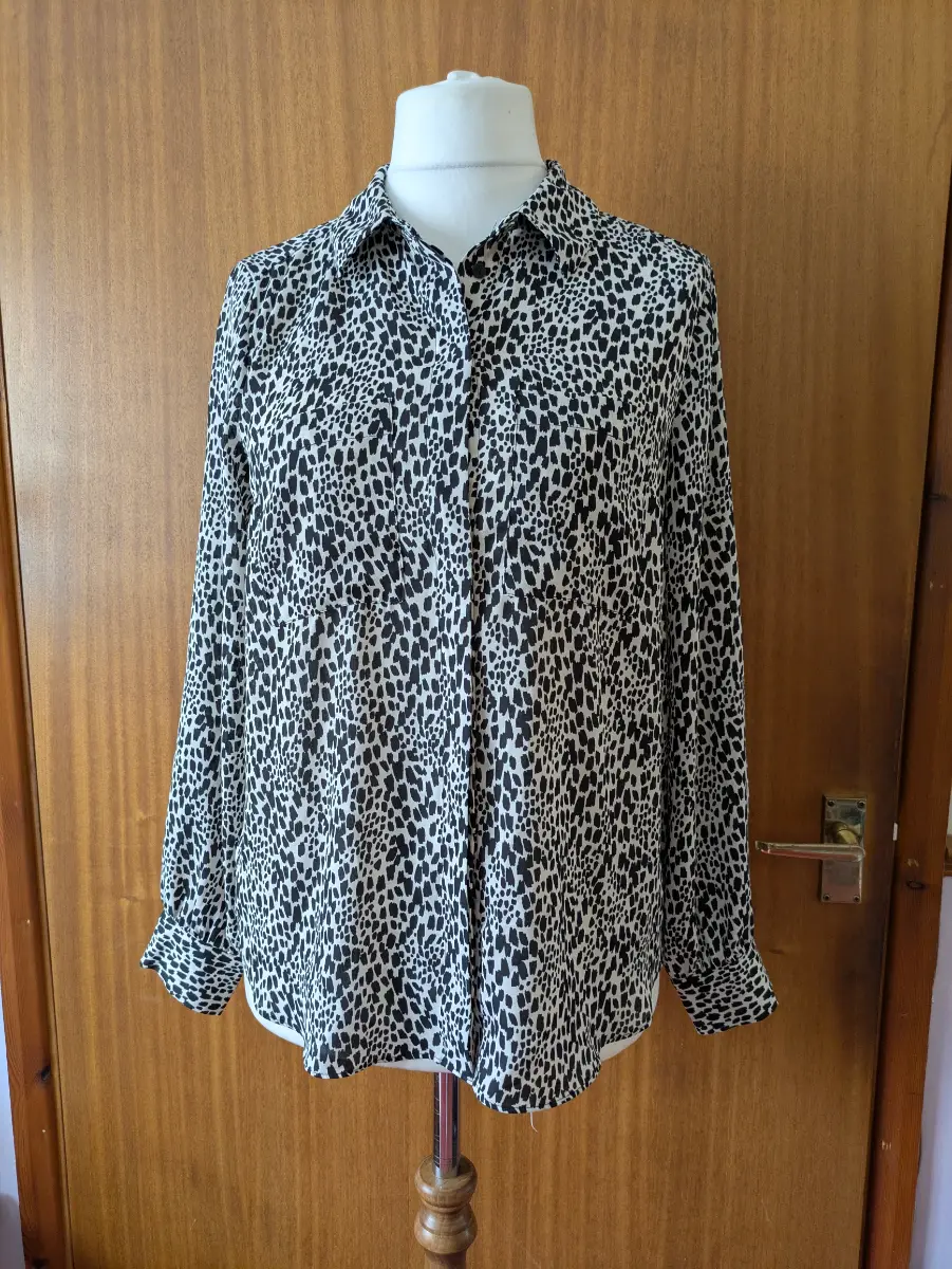 F&F Black & White Monochromatic Abstract Animal Spot Print Blouse Size 10 Workwear