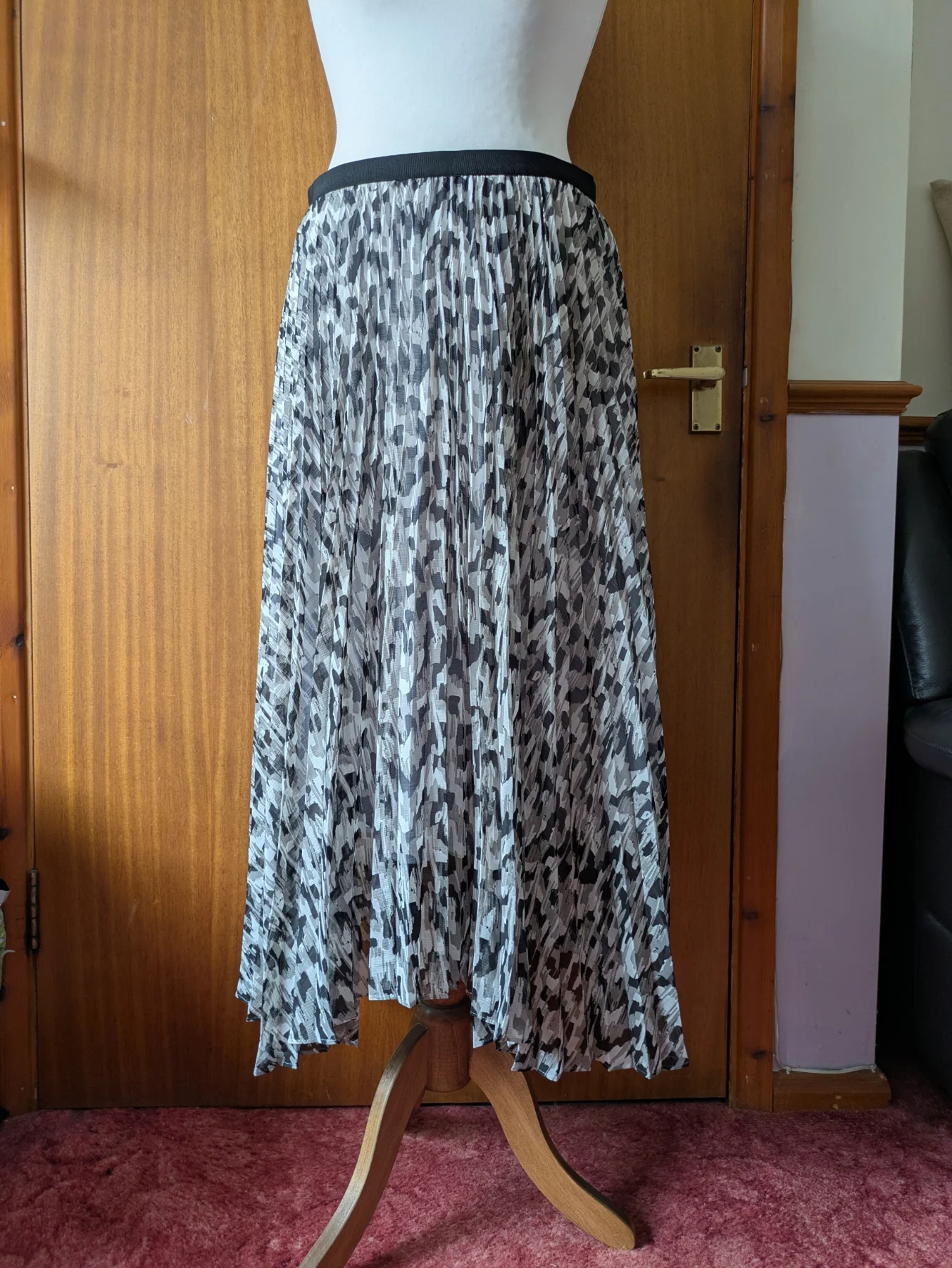 Uniqlo :C White Tiered Midi Skirt XL Abstract Print Chiffon Layer Elasticated