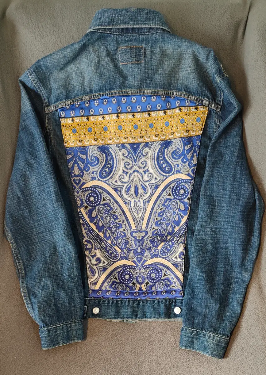 LEVI’S 70500 Reworked Denim Trucker Jacket/Shacket Sz Med Paisley Scarf VGC Vintage Y2K Customised