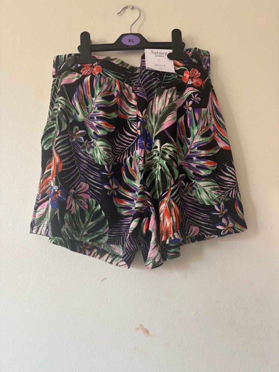 Size 10 ladies brand new floral shorts nutmeg