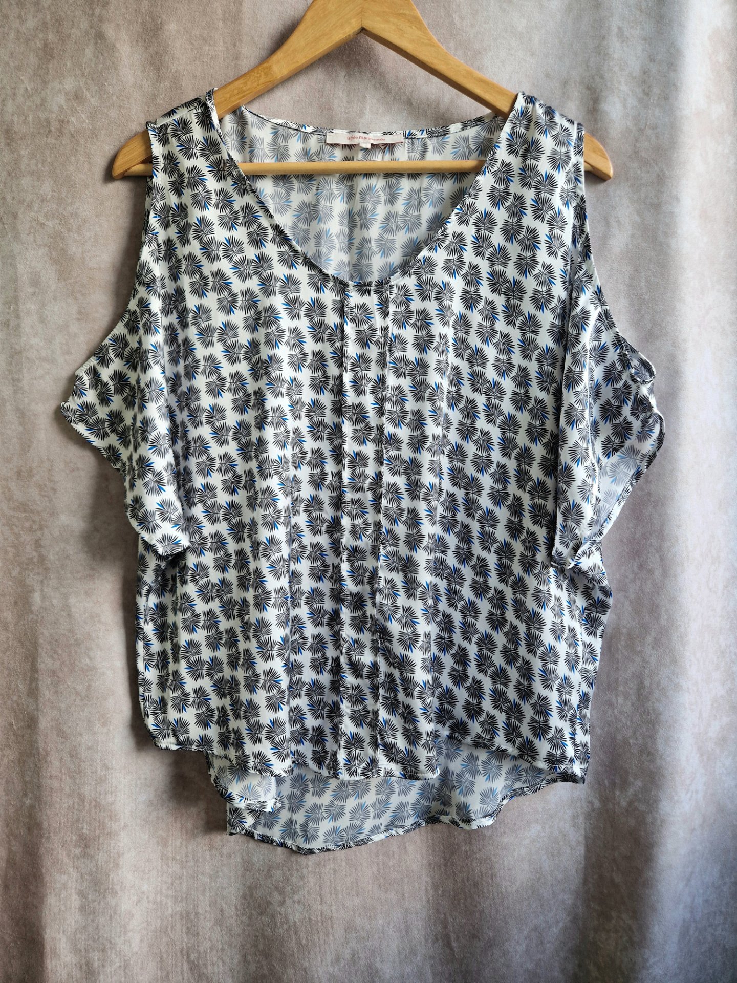 Cold shoulder patterned top. Size 16.