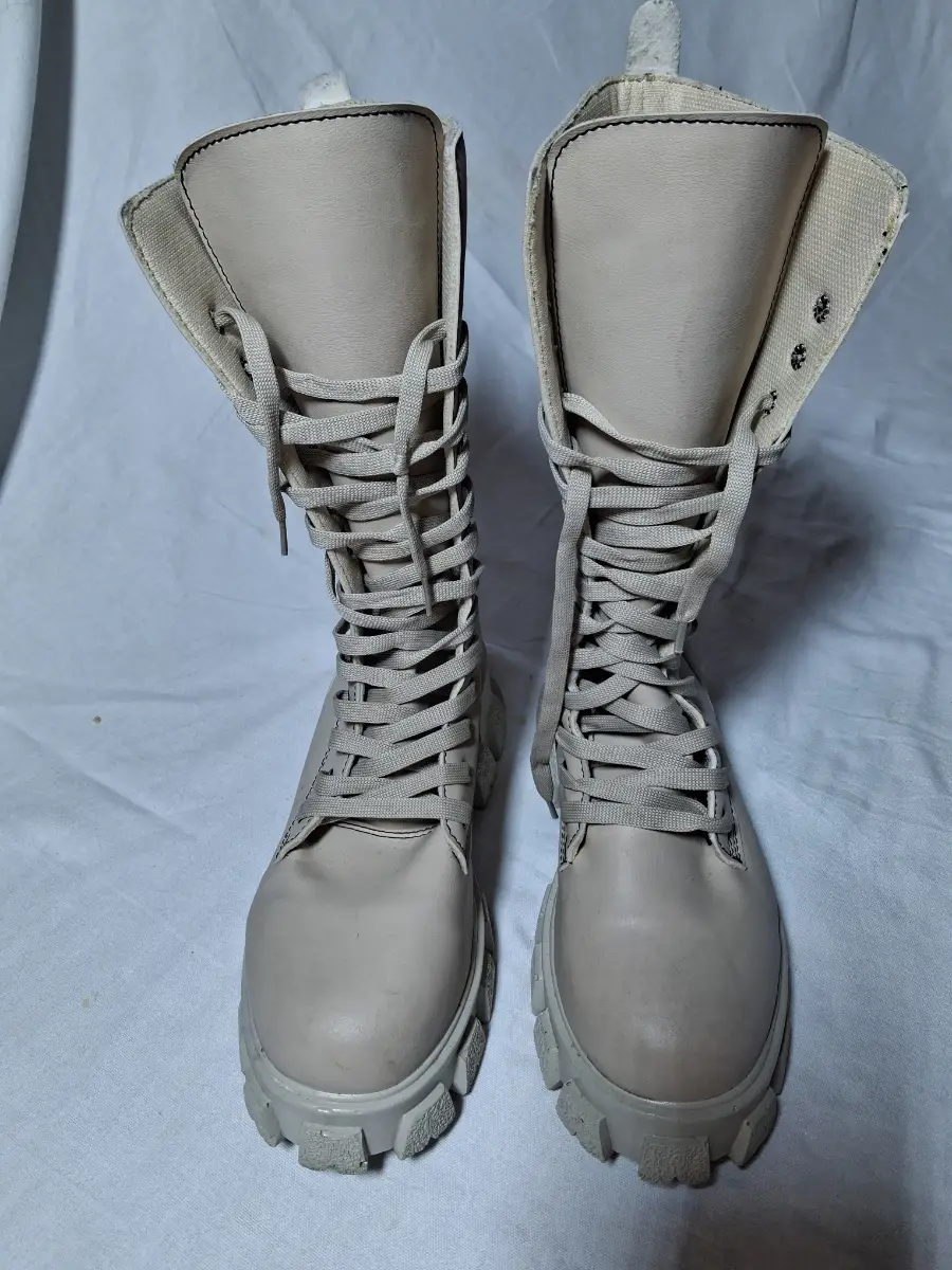 Cream Chunky Lace-Up Boots – Size 6