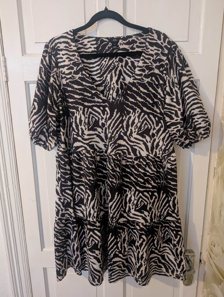 River island skirter mini dress size 12 black and white
