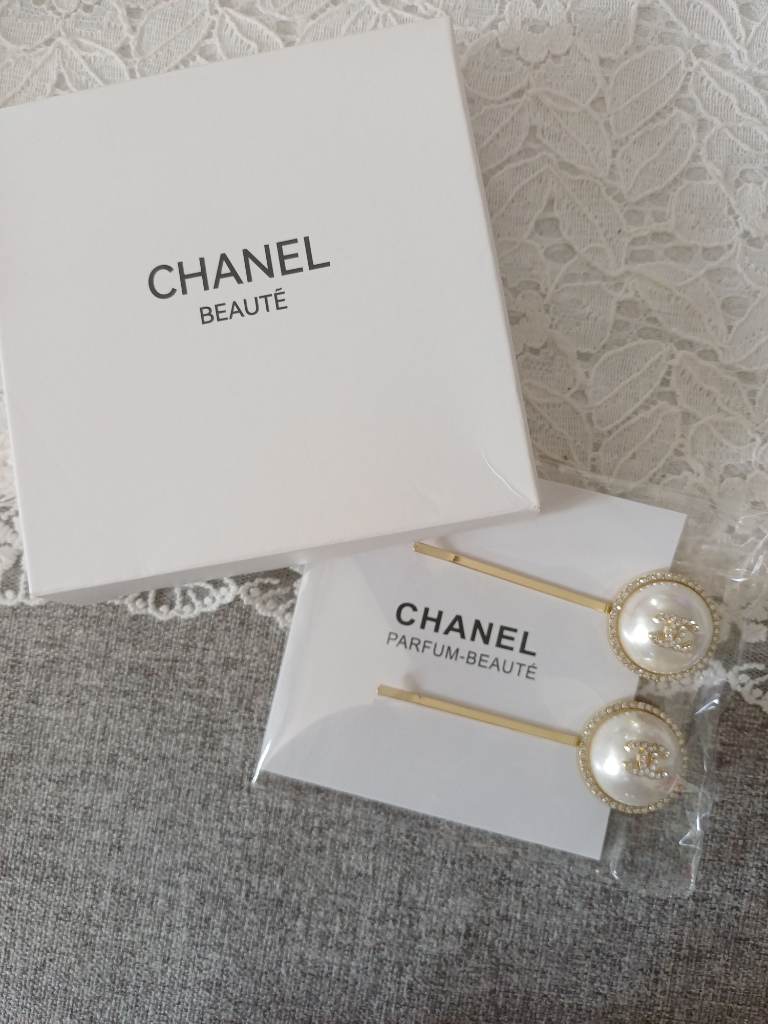 CHANEL Beaute Pearl & Crystal CC Logo Hair Clips – Brand New Gift Set