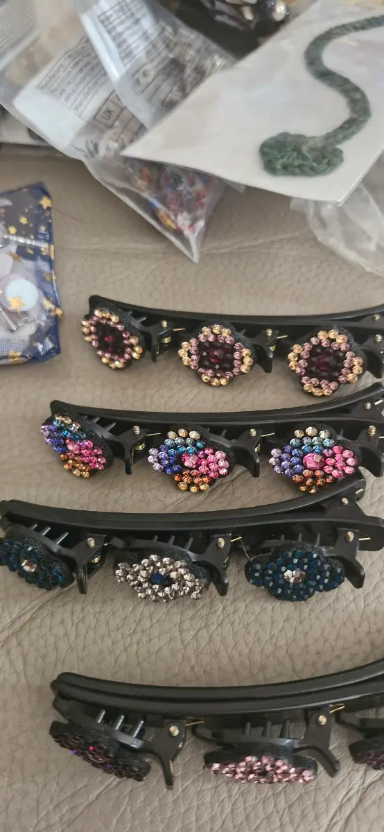 4 x hair clips with additional clips attacted