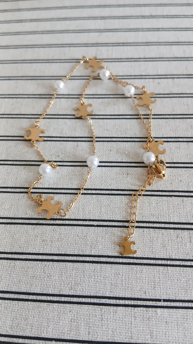 Gold-tone necklace with pearls and charms -One size