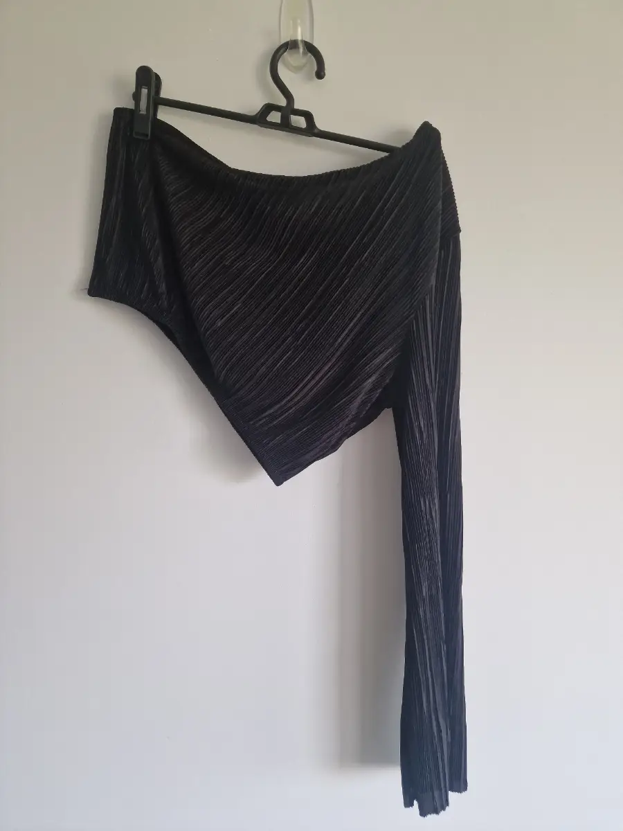 PrettyLittleThing Black Plissé One-Shoulder Crop Top | UK 14