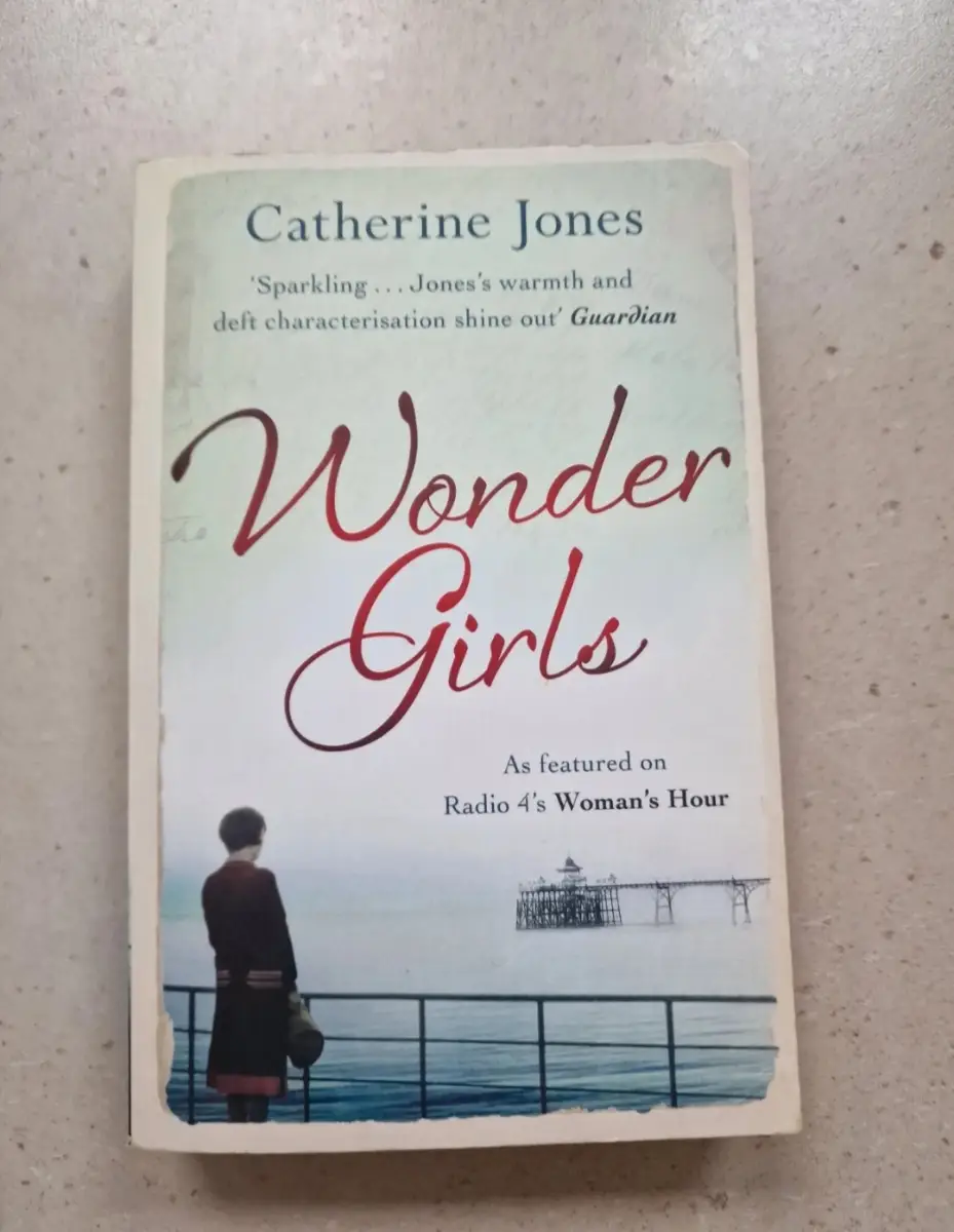 Wonder Girls by Catherine Jones - Paperback (Good Condition)