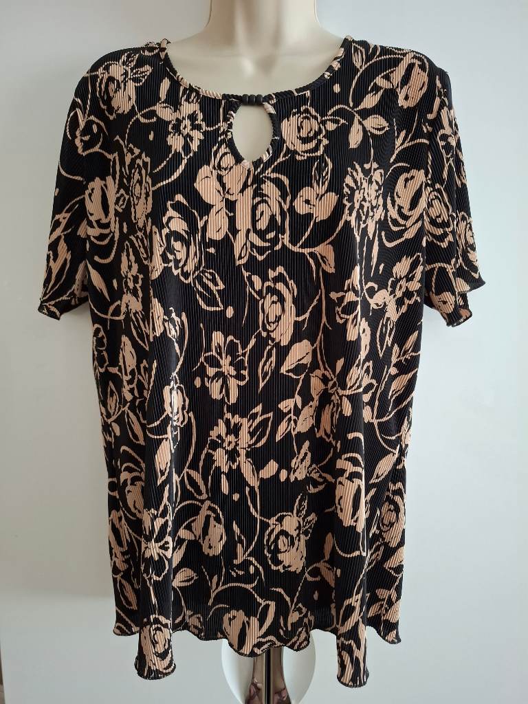 Black/gold short sleeve blouse size 18