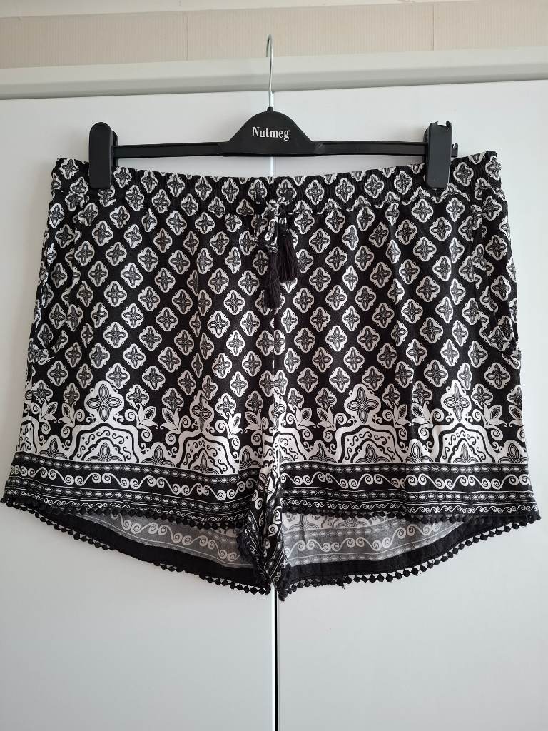 Black/white holiday shorts size 20