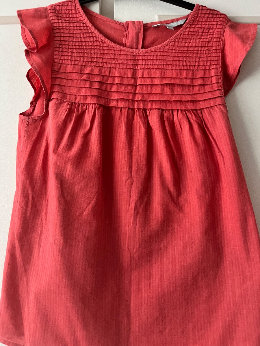 Sleeveless top with zip fastening