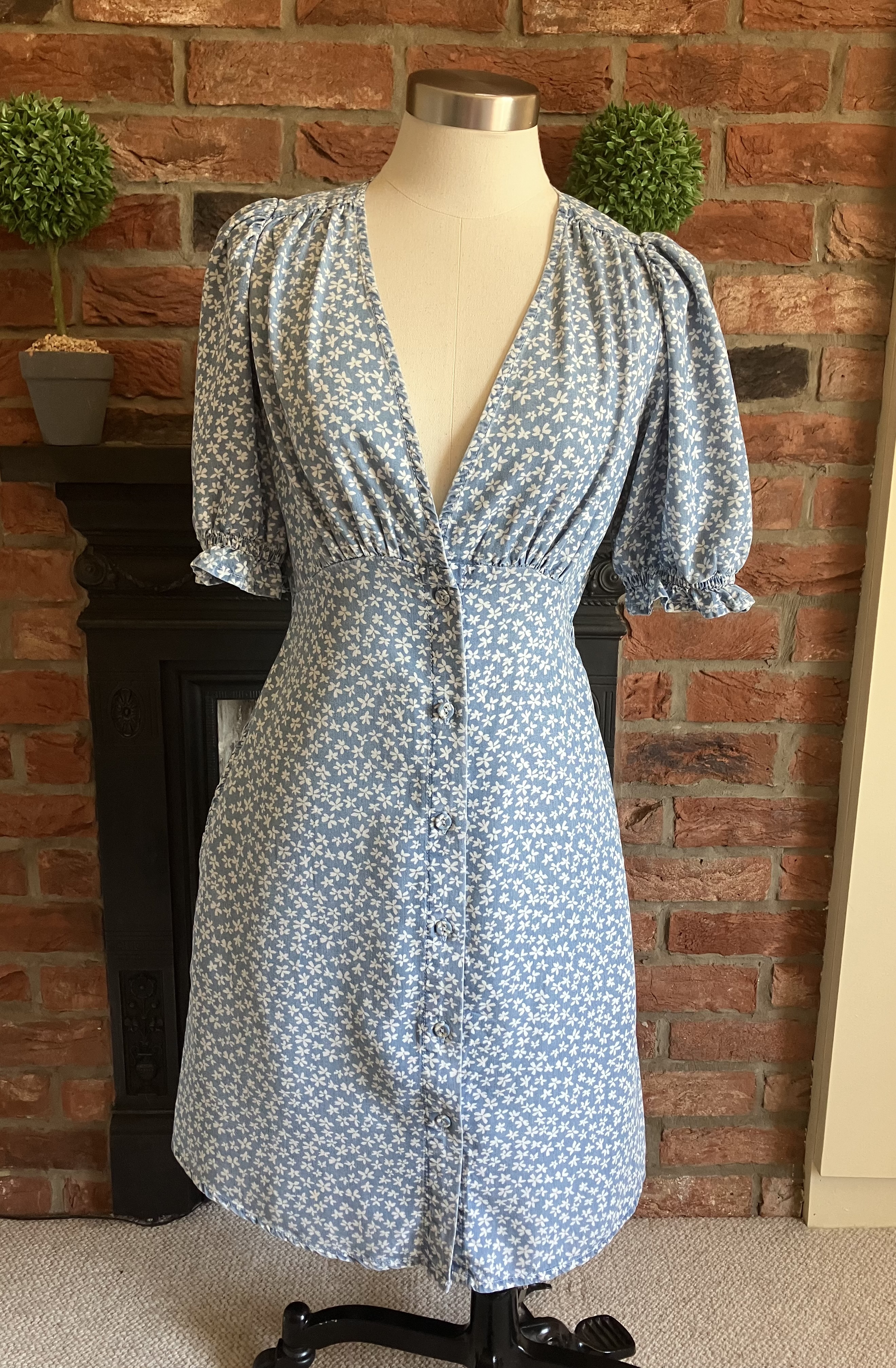 BNWT short puff sleeve v-neck summer dress • blue white • size 6
