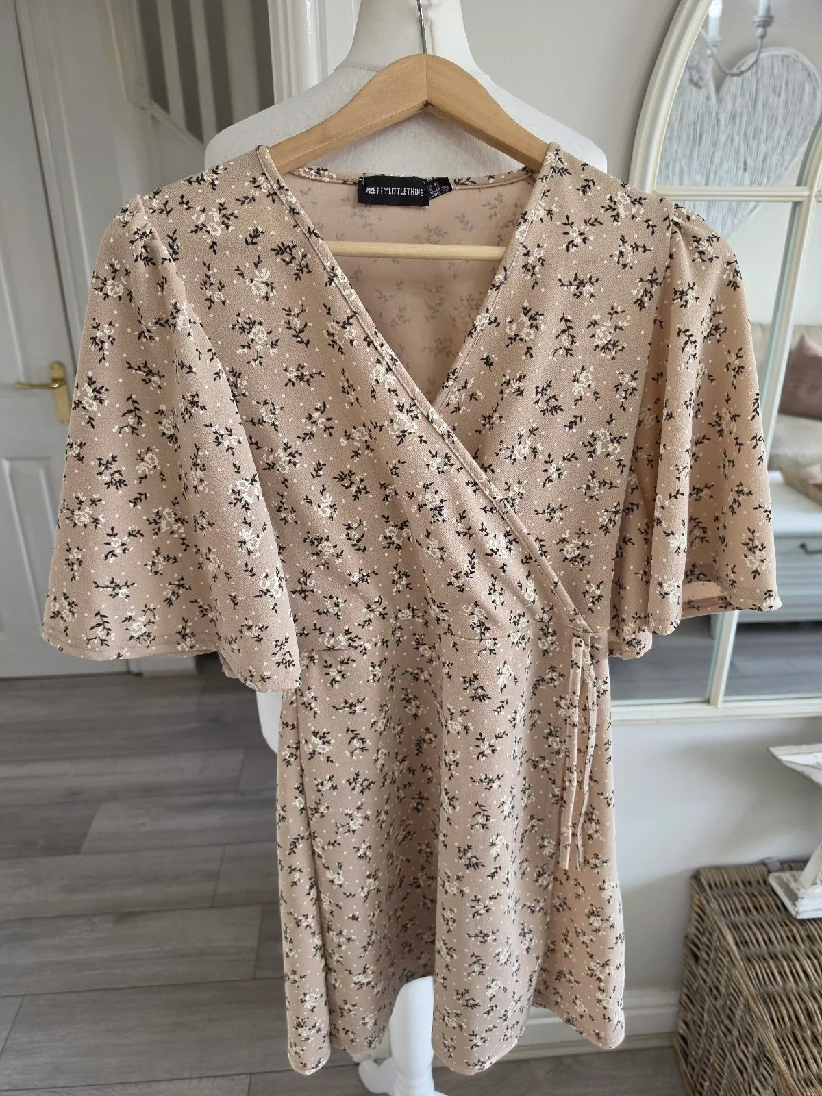 PrettyLittleThing Beige Floral Wide Short Sleeve Summer Mini Dress Size 6
