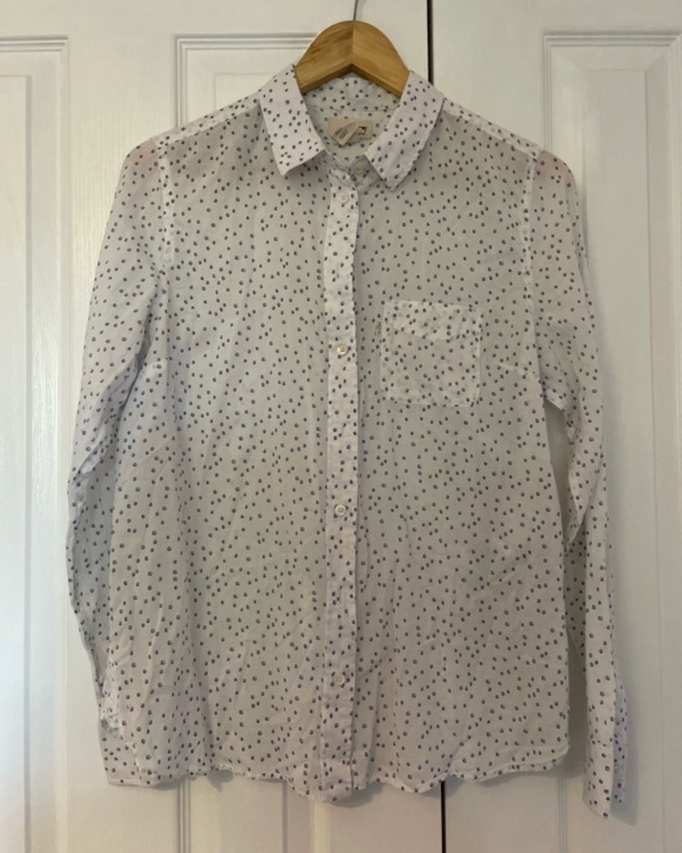 Relaxed white Levi’s shirt with peace sign