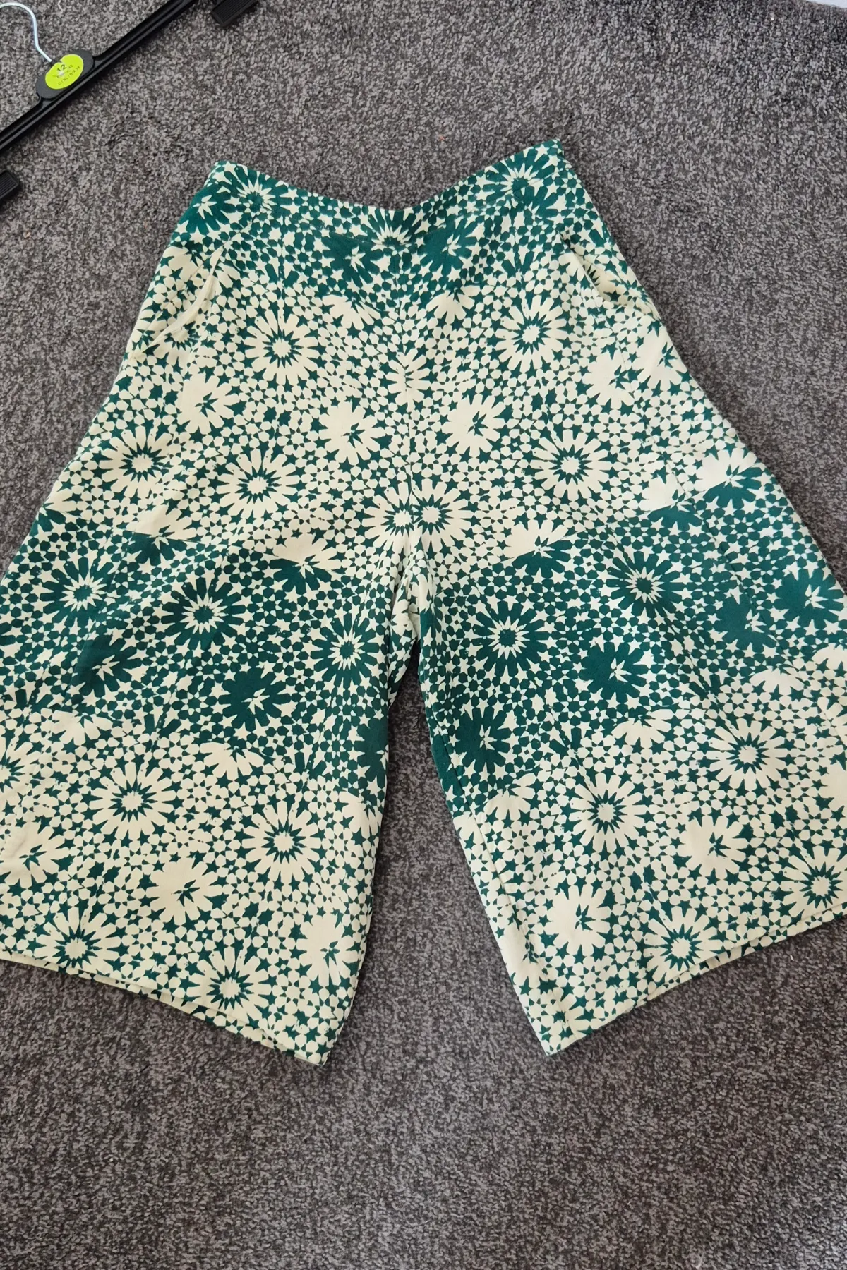 Whistles size 8 green white silk shorts culotte vintage vibes summer women knee-length